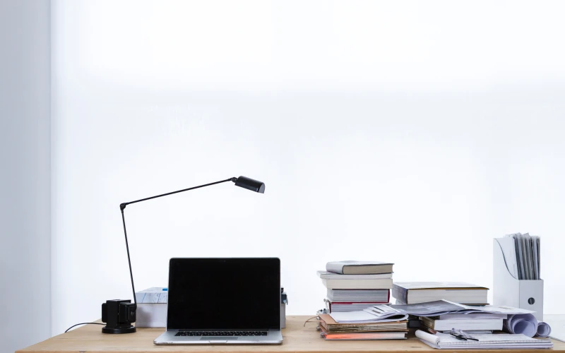 Schreibtisch mit Arbeitsgeräten im Homeoffice