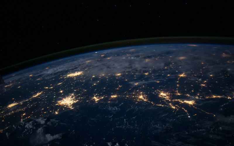 Blick auf die erleuchtete Welt aus dem All
